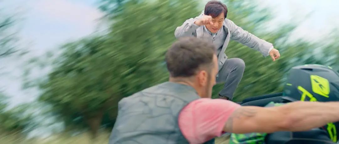 杨洋成龙急先锋跳舞,急先锋发布会杨洋和成龙坐在一起