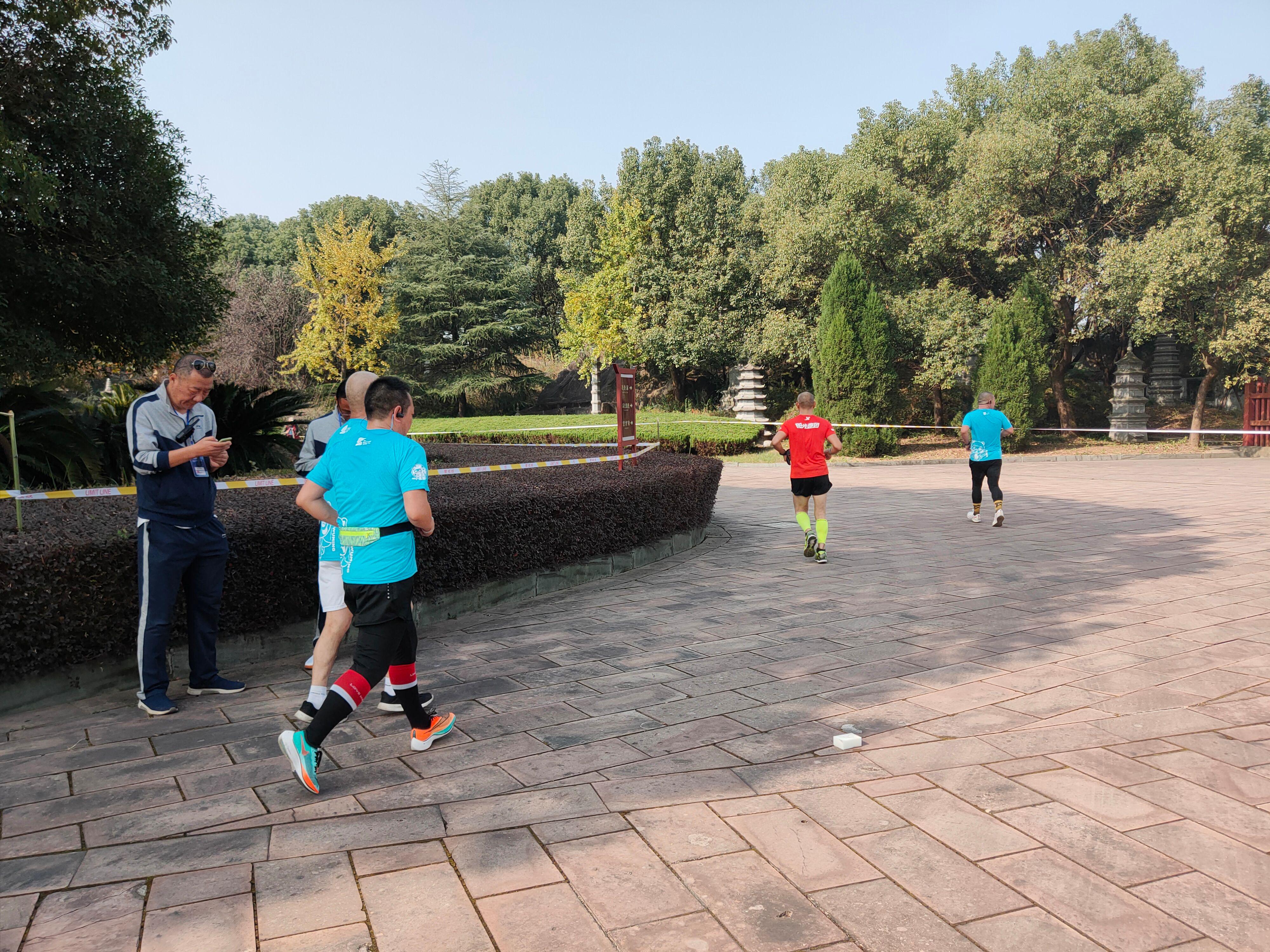 首个全马2022年超燃视频,横店马拉松2023全马颁奖直播