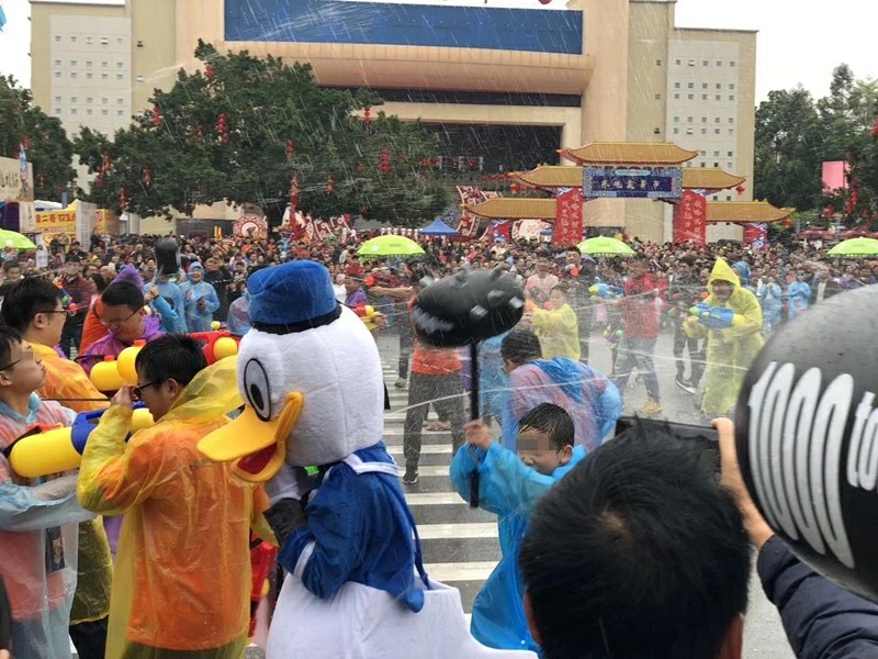 东坑“*身卖**节”，竟有女生被“射”到需要叫安保人员带离现场！