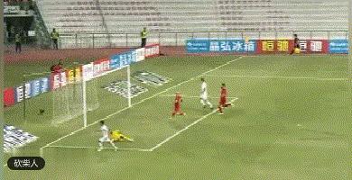 里皮战术拖垮国足!进攻只会开大脚,丢球全是致命失误