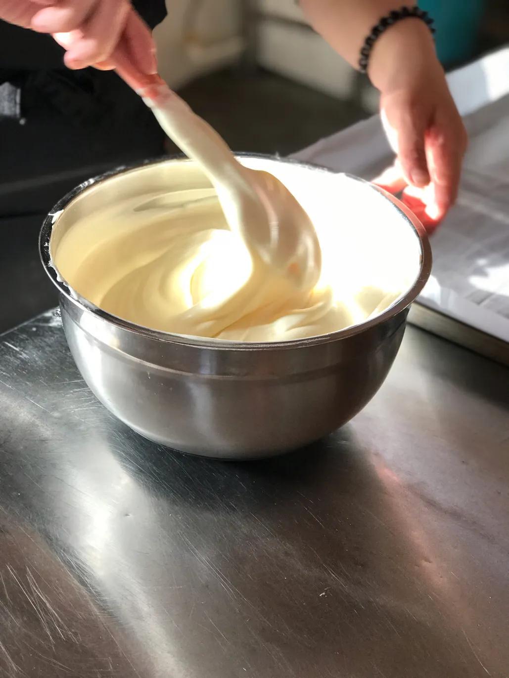 如何自制戚风蛋糕卷,草莓酱戚风蛋糕卷做法烤箱