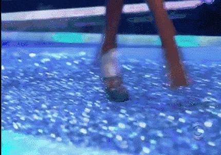 模特走路摔倒,模特走t台摔倒