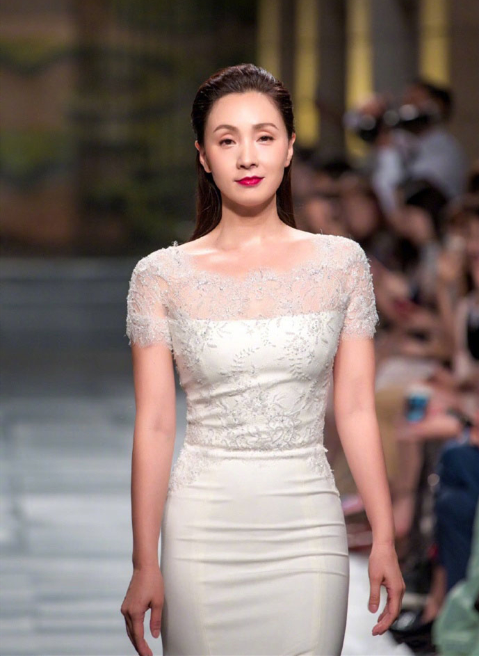 陶虹穿露肩连衣裙,被陶虹惊艳的照片