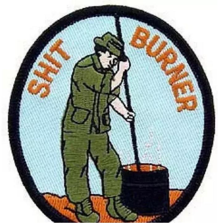 越战美军的生理难题：走出基地就挨越共黑枪，无奈特设烧屎官