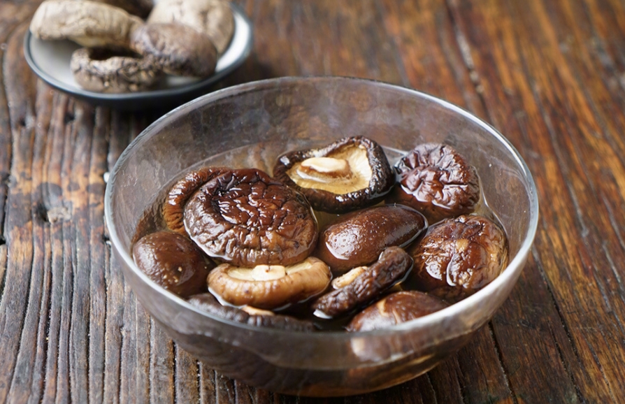 香菇焖鸡盖饭怎么做,香菇滑鸡焖饭暖暖的味道