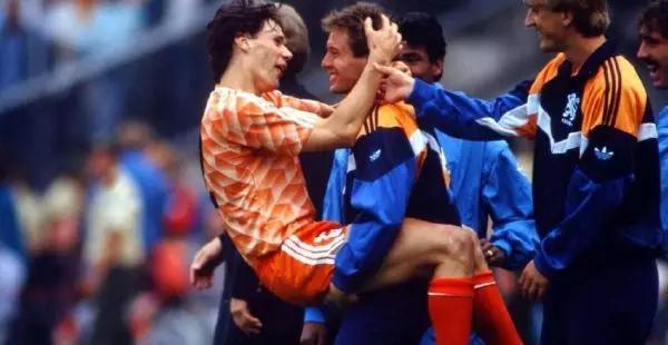 欧洲最伟大运动员,范巴斯滕因什么伤病退役