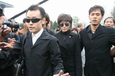 刘晓庆究竟有多少钱,六十五岁刘晓庆回老家买墓地