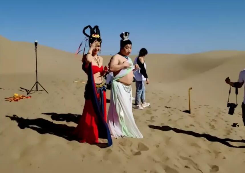 斗鱼蓝战非拍摄搞怪婚纱照200斤胖墩扮演敦煌飞天，水友不忍直视