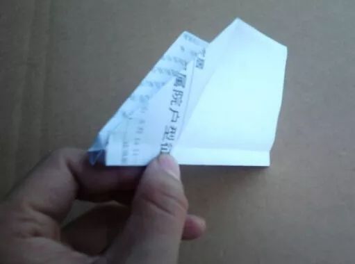 实际上可以飞超远的纸飞机,特别简单但是可以飞很远的纸飞机