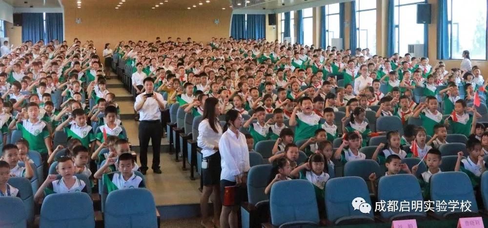 “我是启明人，我要为祖国母亲筑梦奔跑！“挥动*旗国**，向祖国告白