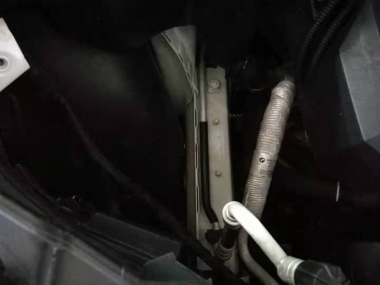 老款宝马x1直列六缸,2.0t宝马x1三缸10万公里后的感受