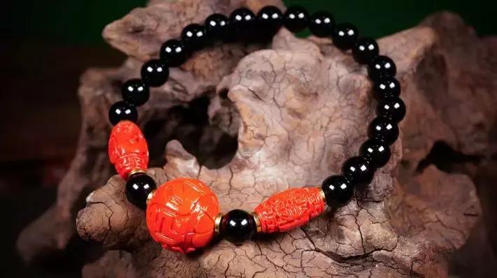 男士戴什么水晶手串最好,男人成年了一般戴什么串