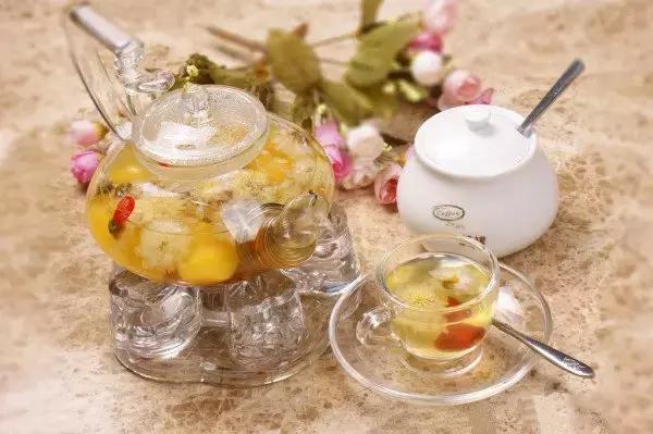 手脚干燥裂口涂什么,手脚干燥起皮裂口怎么办