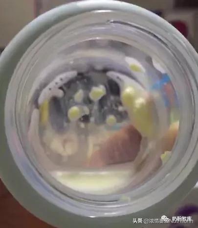 兑好的奶粉有奶块是什么问题,奶粉冲完有奶块是真的吗
