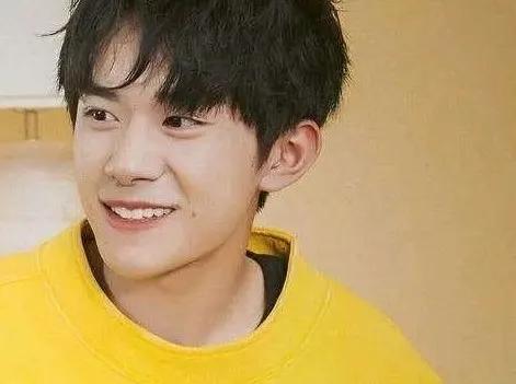 易烊千玺父母叫什么名字,易烊千玺父母骄傲的时刻