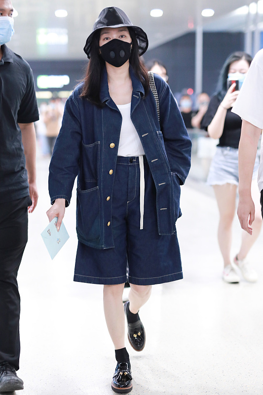 秦岚一身牛仔装亮眼美感,秦岚穿露肩上衣配紧身牛仔裤