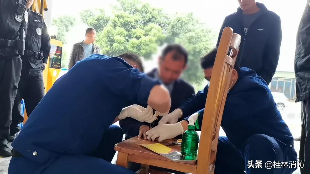 女子戒指卡手手指腐烂,男子戒指卡手消防救援巧脱险