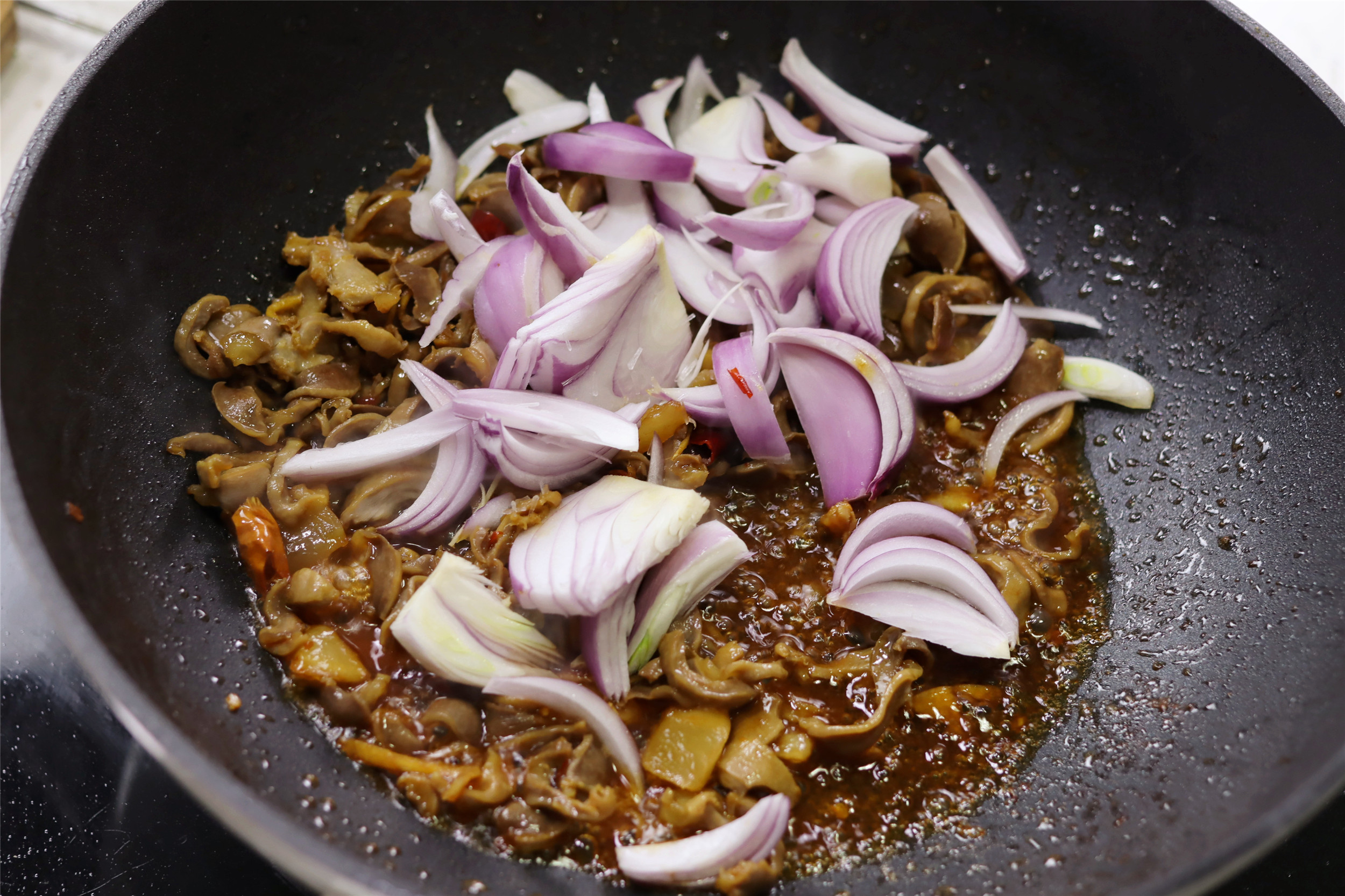 炒鸡胗放不放料酒,炒鸡胗是焯水还是不焯水