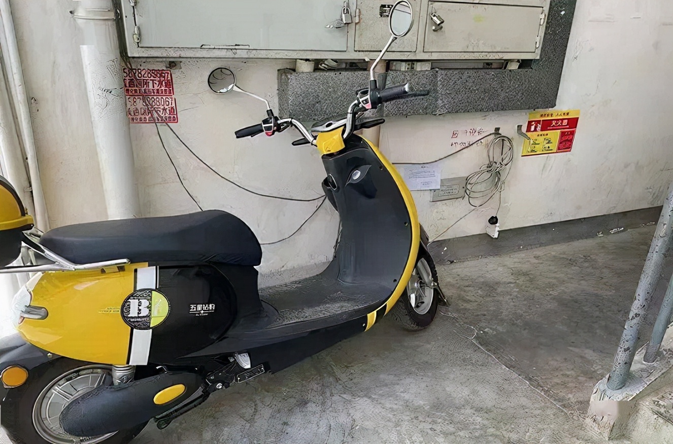 电动车用不合格的配件充电,电动车不是免维护电池怎么保养