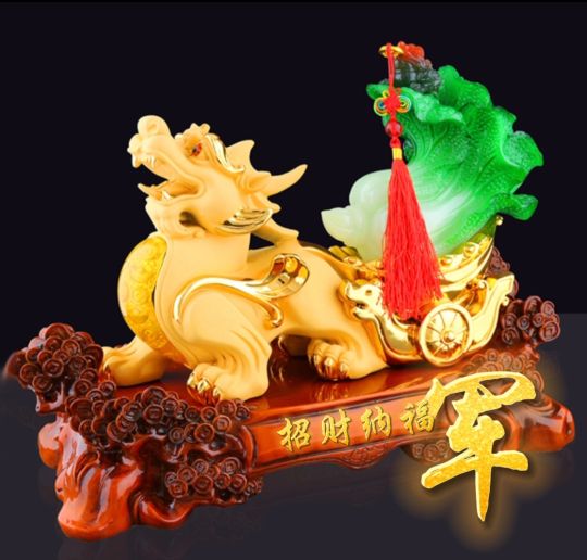 招财辟邪金色貔貅头像,背上有金元宝的貔貅招财纳福