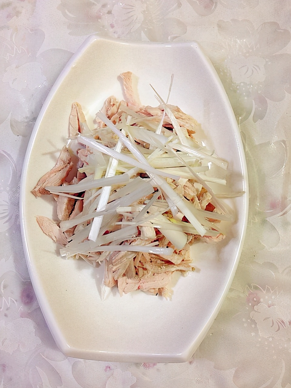 凉拌鸡丝的鸡丝又柴又硬,凉拌鸡丝做法加黄瓜丝和胡萝卜丝