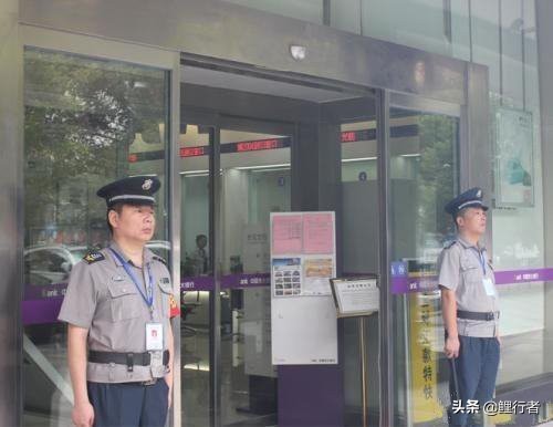 在银行取钱被持刀抢劫了能判几年,客户在银行被抢劫银行什么责任