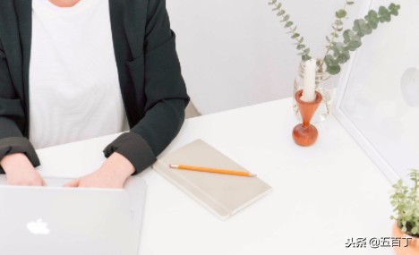 员工上班迟到一分钟无良老板扣100,员工上班迟到10分钟被罚款违法吗