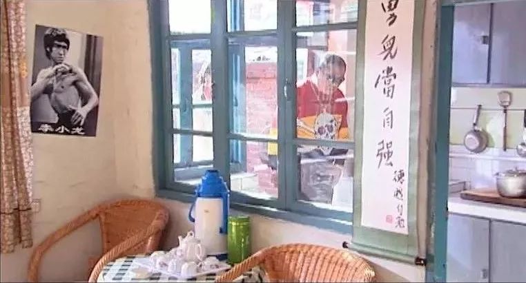 被嘲笑、被看不起的小人物,其实他背负着中国人身上浓浓的人情味