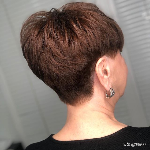 70岁白发阿姨换款发型堪比整容,70岁白发阿姨换款发型