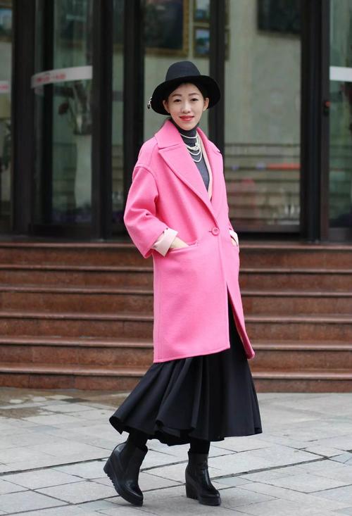 粉色羊毛中长款大衣搭配长裙图片,今年最火粉色大衣搭什么裤子