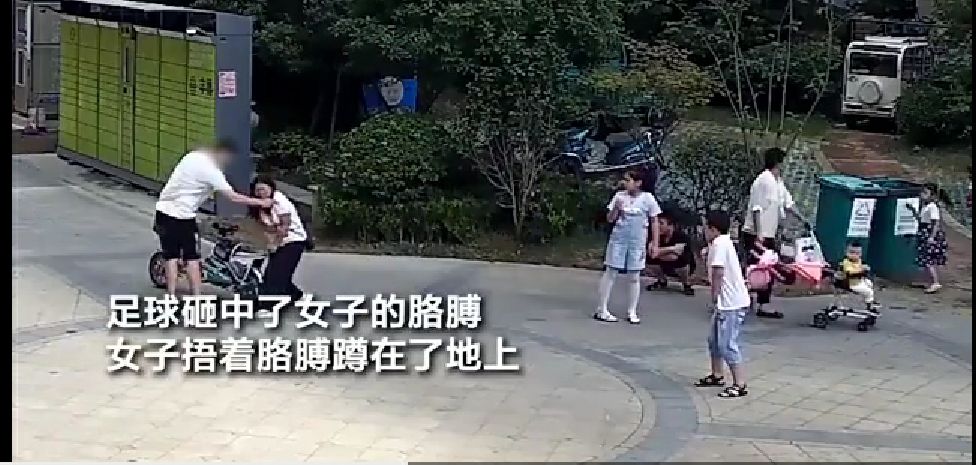 男子飞踹路边踢球小孩被暴打,踹飞踢球小男孩被拘留