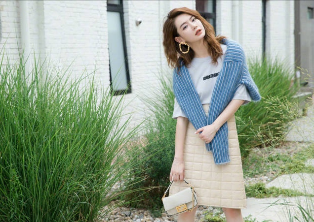 戚薇的时尚真看不懂，穿T恤配“太空被”凹造型，一般人真不敢穿