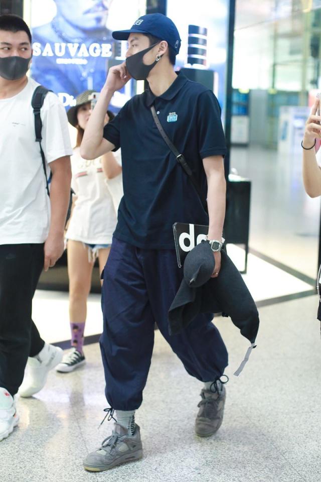 都说明星买鞋容易,看王鹤棣什么水平,万元神鞋打球扫雪毫不心疼