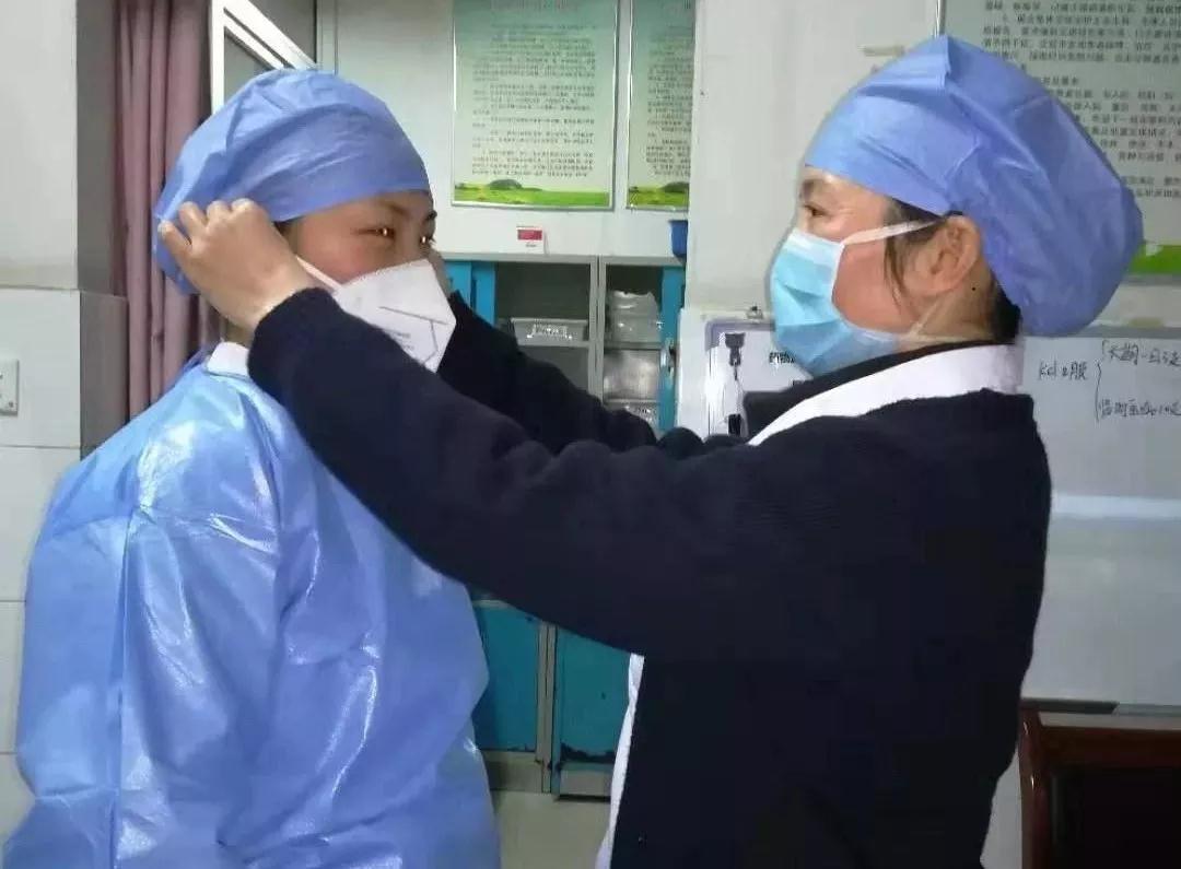 防控疫情一线铿锵玫瑰,抗击疫情女兵坚守第一线图片