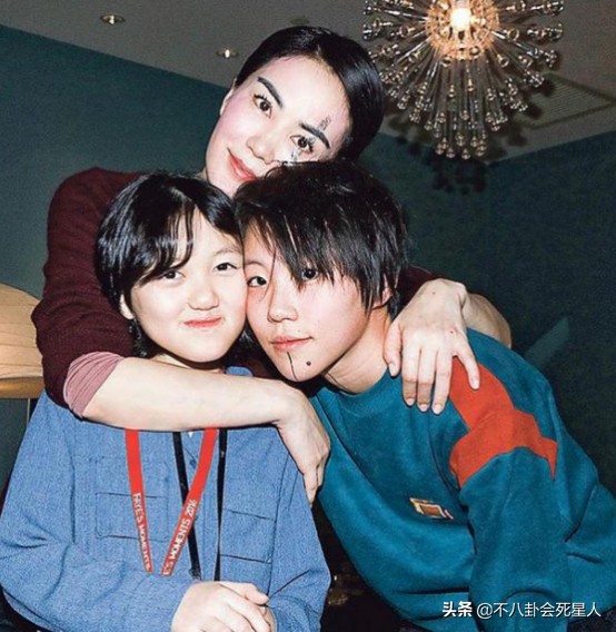 兔唇李嫣现在的样子,李嫣看望兔唇的真实照片