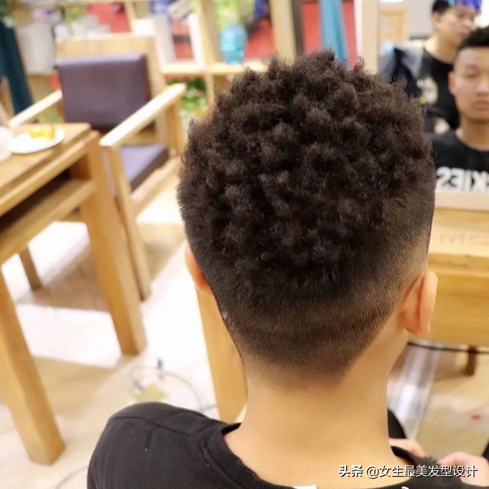 黑皮肤适合的发色卷发,黑皮肤适合烫什么发型好