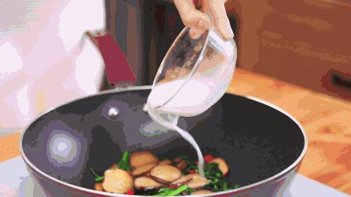 淀粉、生粉、面粉啥区别？上浆、勾芡、挂糊怎么用？用错毁一锅菜丨美食课堂