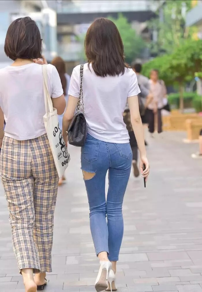 裤子有破洞能理解,靓女穿的牛仔裤,不小心就得掉根“裤腿”