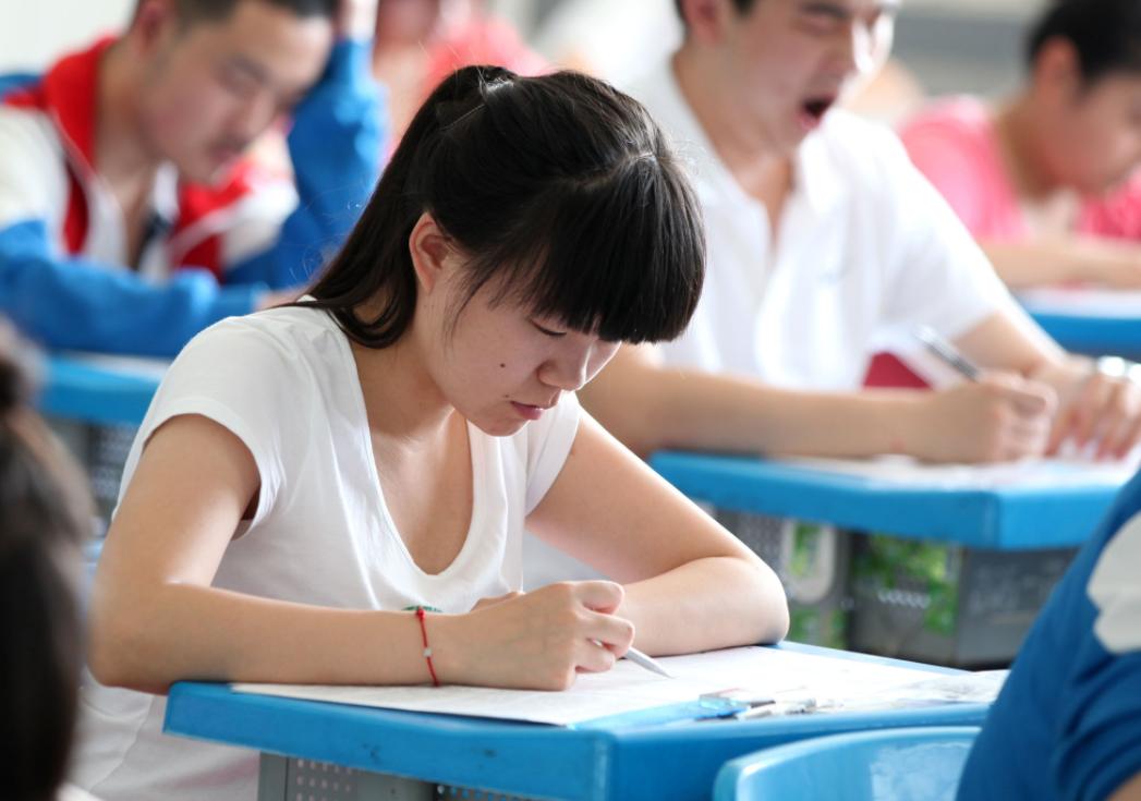 女儿高考450分家长摆40桌酒席庆功,女儿估分579不知道会怎么样