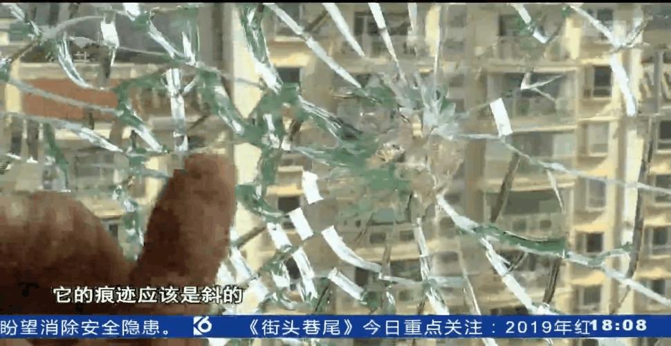 小区住户玻璃被子弹击中找谁负责,高层玻璃被子弹打了的样子
