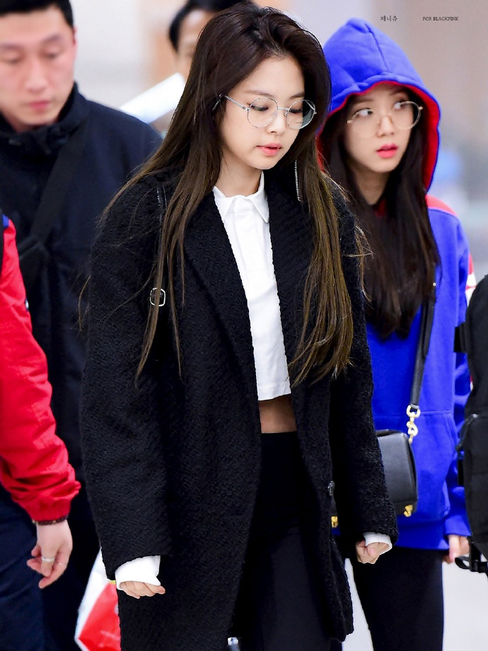 blackpink女团中的蓝色半肩衣,韩国女团blackpink是什么风格