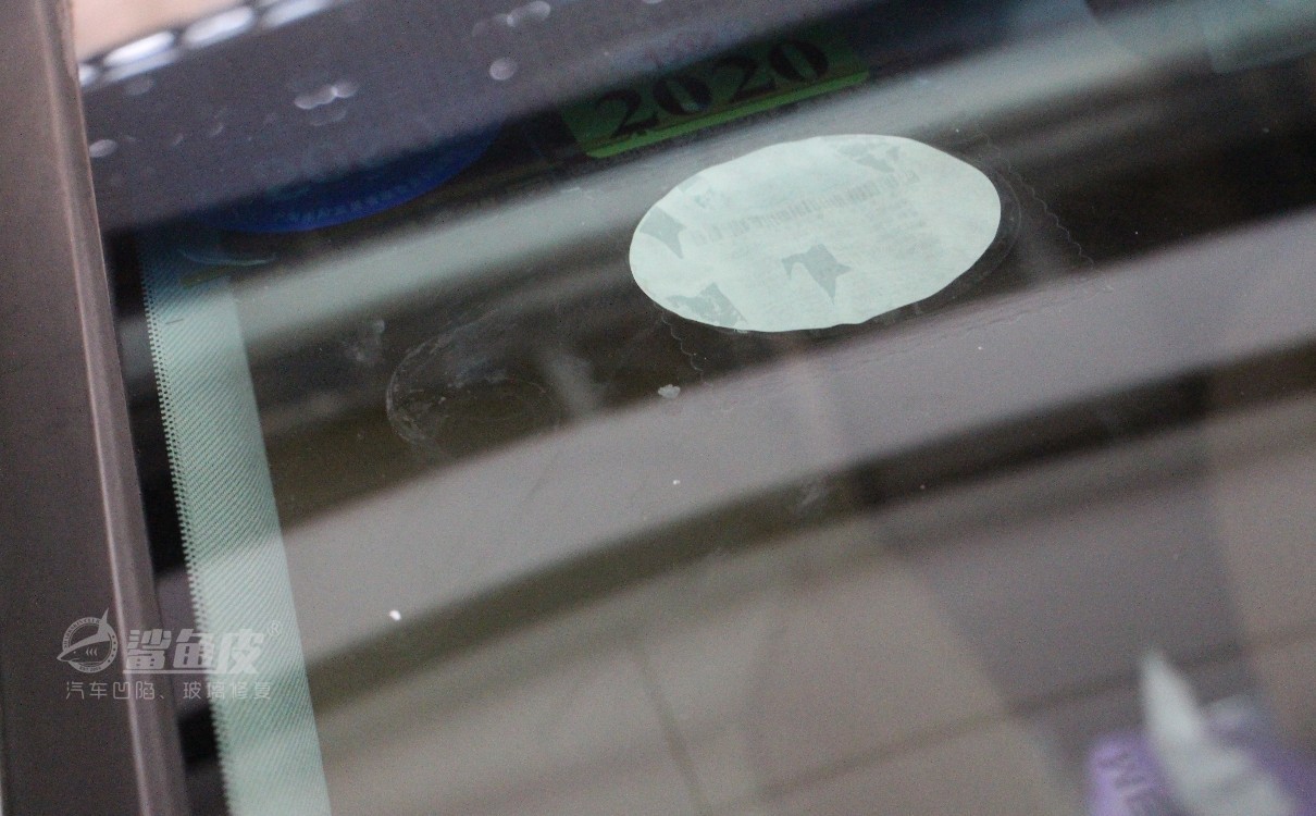 4s店挡风玻璃裂纹修复价格,汽车前挡风玻璃内层裂纹怎么修复