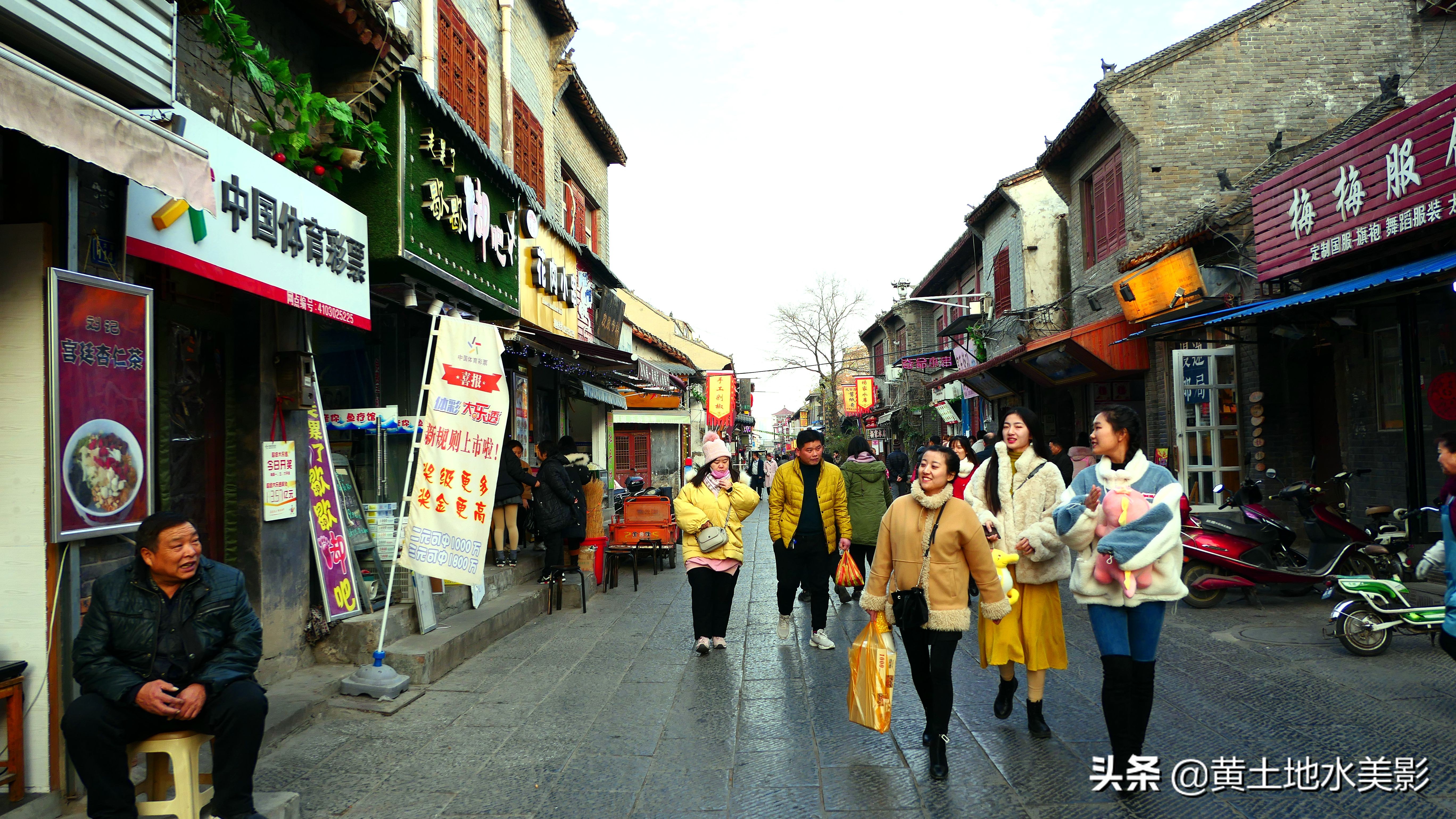 一群鸽子绕鼓楼盘旋,一家老外吃在洛阳,漫步在洛阳老城的街上