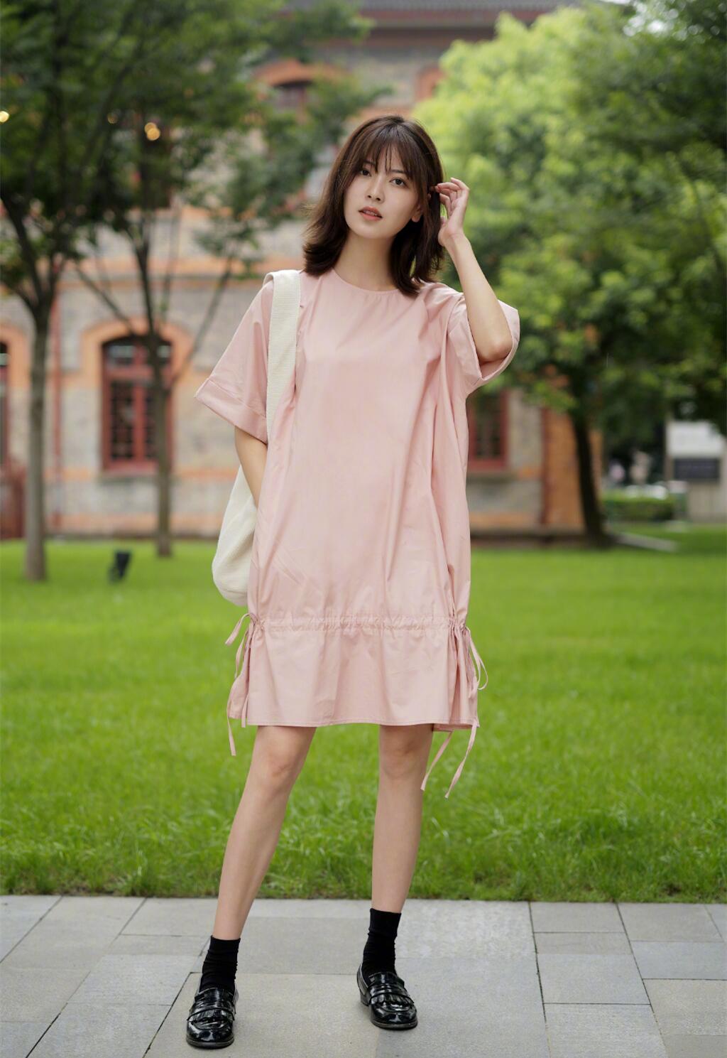 今年秋天最时髦的袜子穿法,穿袜子可以搭配的平底单鞋