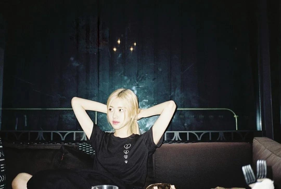 blackpink的朴彩英rosie,blackpink朴彩英澳洲玫瑰歌名