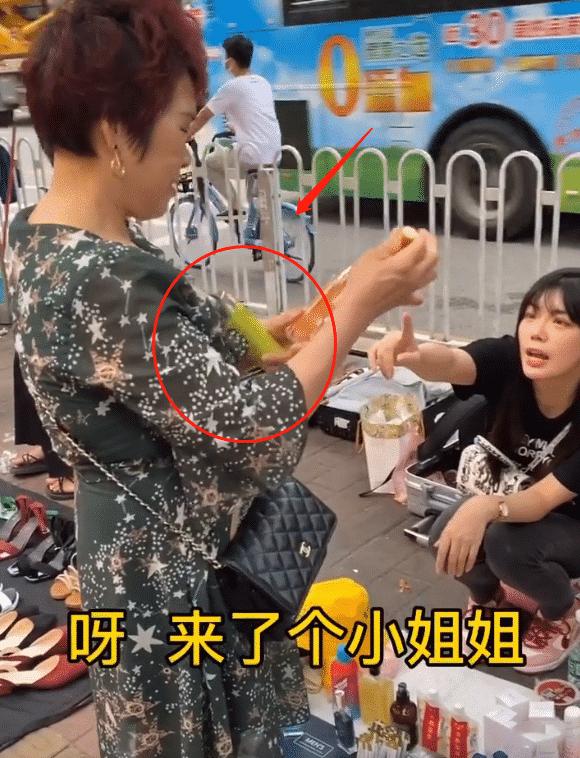 90后美女带小孩摆地摊,90后美女摆摊