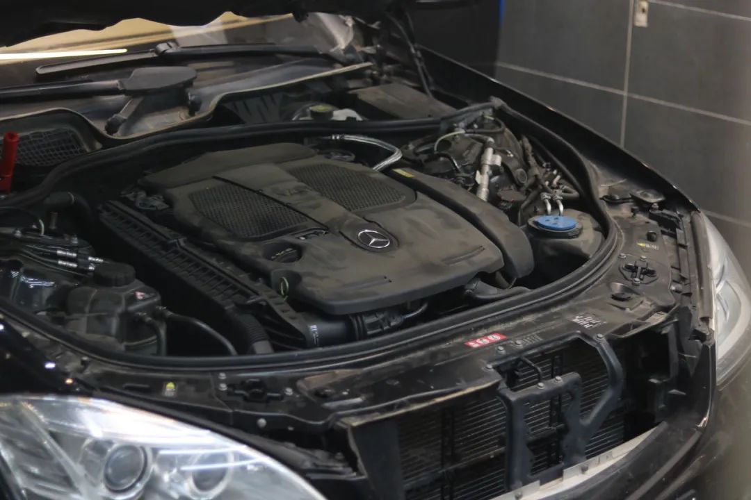 奔驰w221升级新款w222s450外观,老款奔驰w211e260翻新整备