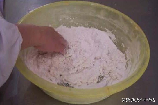 快速做油条的做法和配方的全过程,做早餐油条做法和配方的全过程