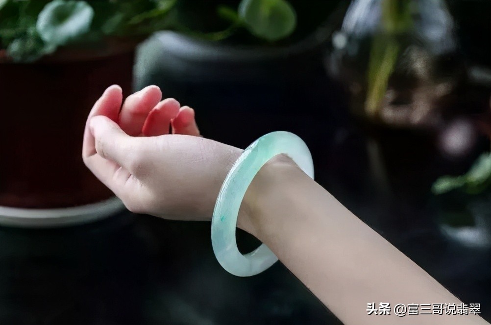 翡翠行家看货手法,翡翠新手怎么买最好