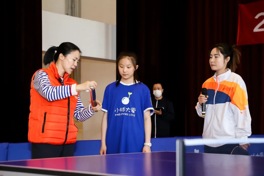 建*党**百年进课堂|王楠“冠军讲堂”在泰达二小开讲